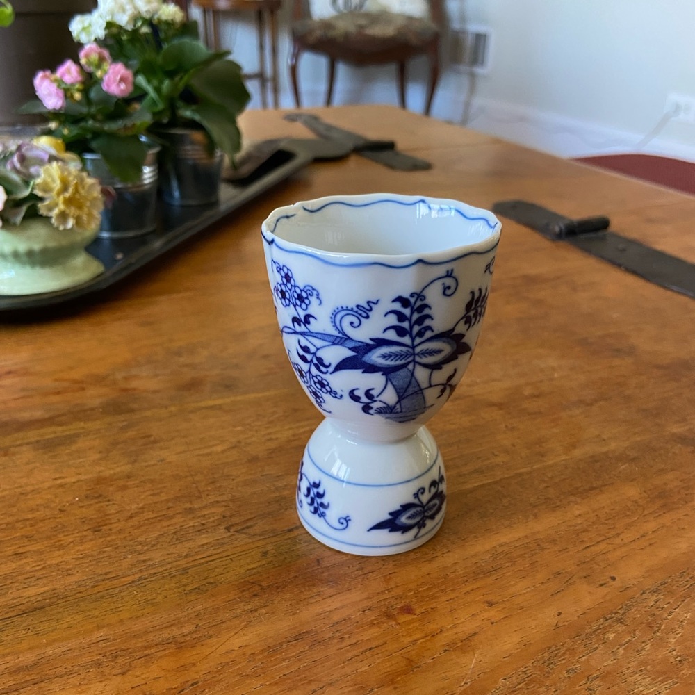 Vintage Blue Danube Ceramic Egg Holdet
